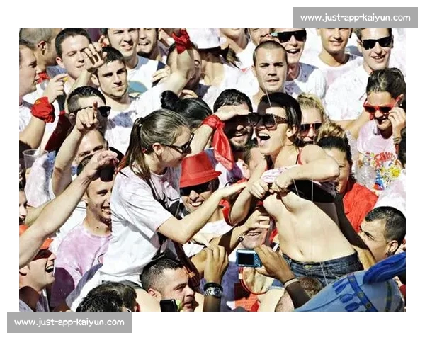 盐城奥体助威声浪掀翻穹顶 女球迷激情呐喊到腿抽筋